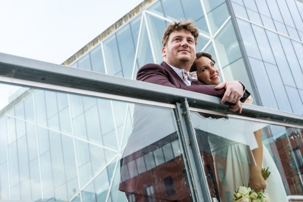 Huwelijksreportage in centrum Mechelen met op achtergrond het moderne Lamot gebouw
