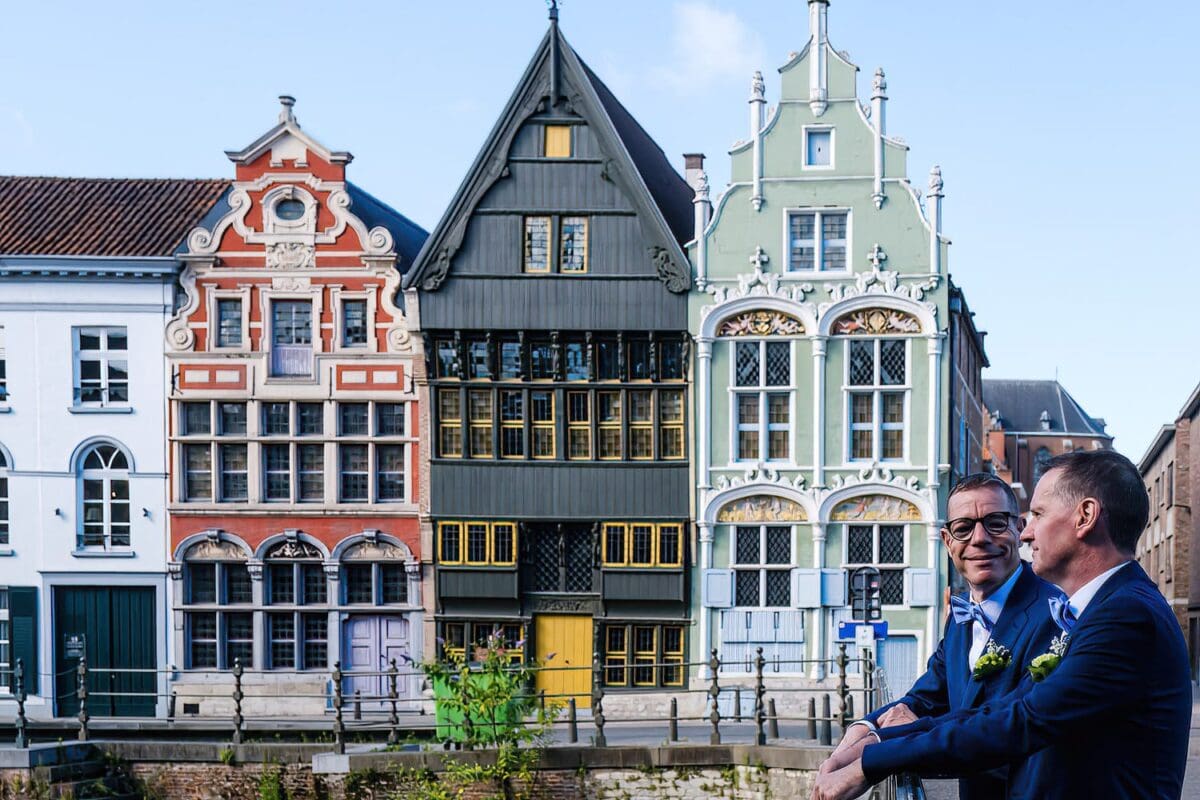 Peter en Johan poseren op de Kraanbrug met de bekende gevels van de Kraanbrug op de achtergrond